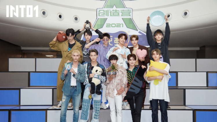 图为《创造营2021》最终男团——int01.(图片来源:微博)