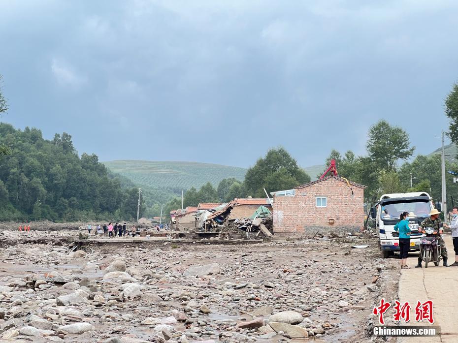 直击青海大通山洪灾害 消防队伍抵达现场展开救援