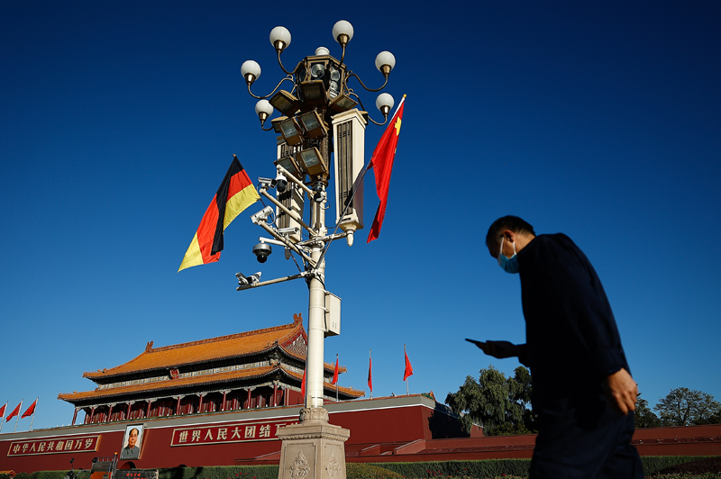 北京天安门广场悬挂德国国旗迎朔尔茨访华