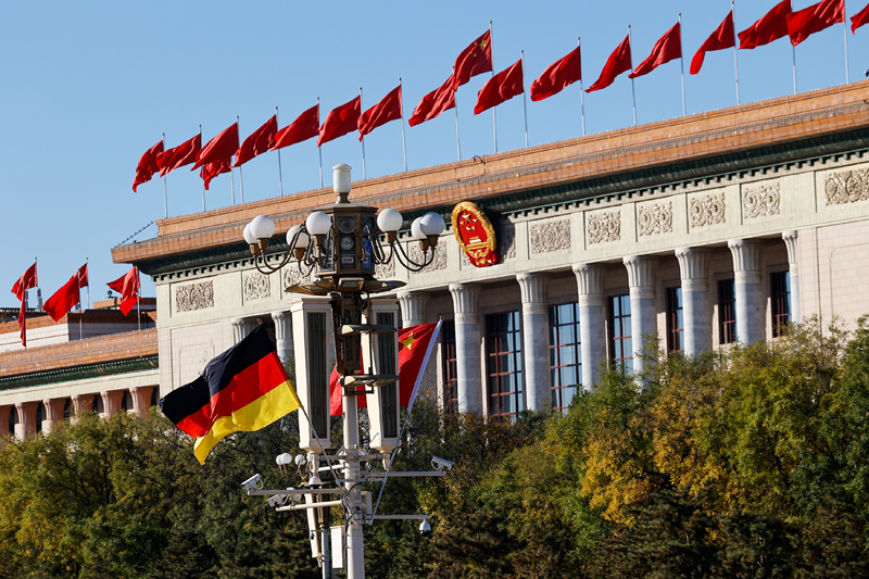 北京天安门广场悬挂德国国旗迎朔尔茨访华