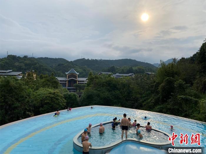 欧洲时报–欧时网-欧时大参-亲水避暑享清凉