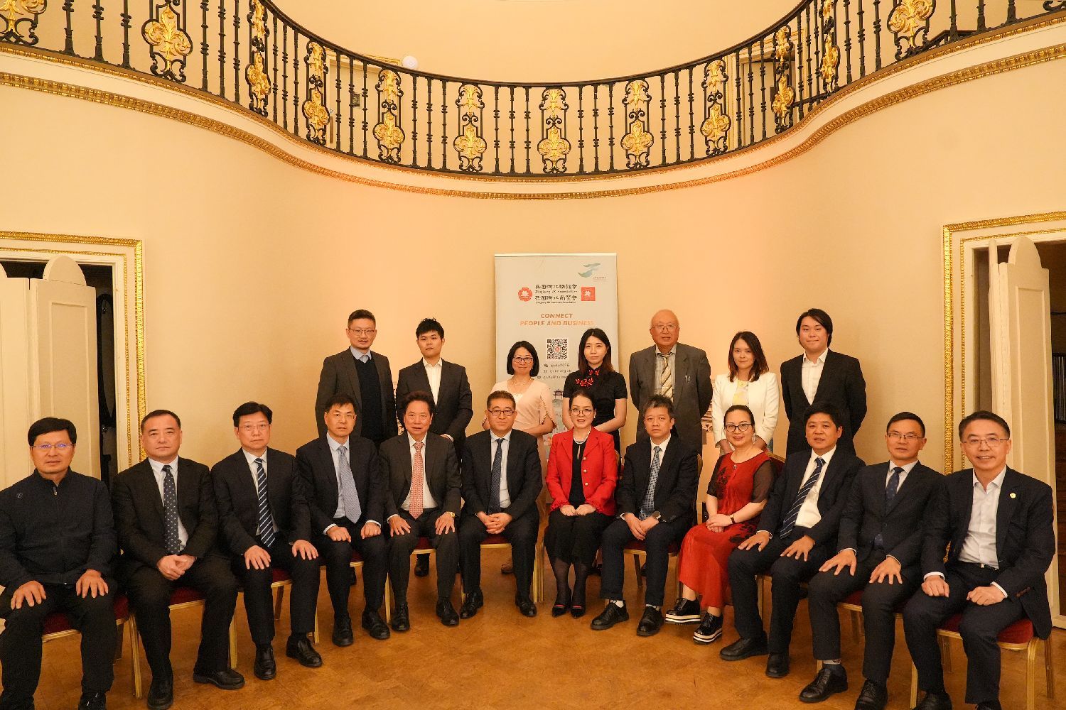 欧洲时报–欧时网-欧时大参-浙江省代表团与在英侨领及浙商代表在伦敦座谈