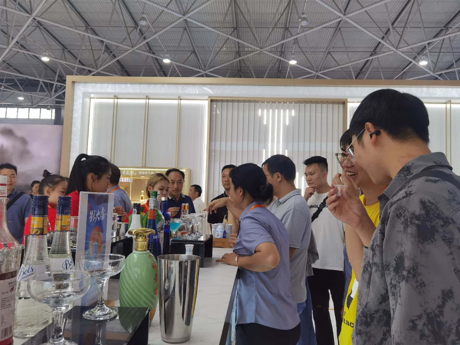 欧洲时报–欧时网-欧时大参-探访酒博会：“Z世代”与白酒周边产品的亲密接触