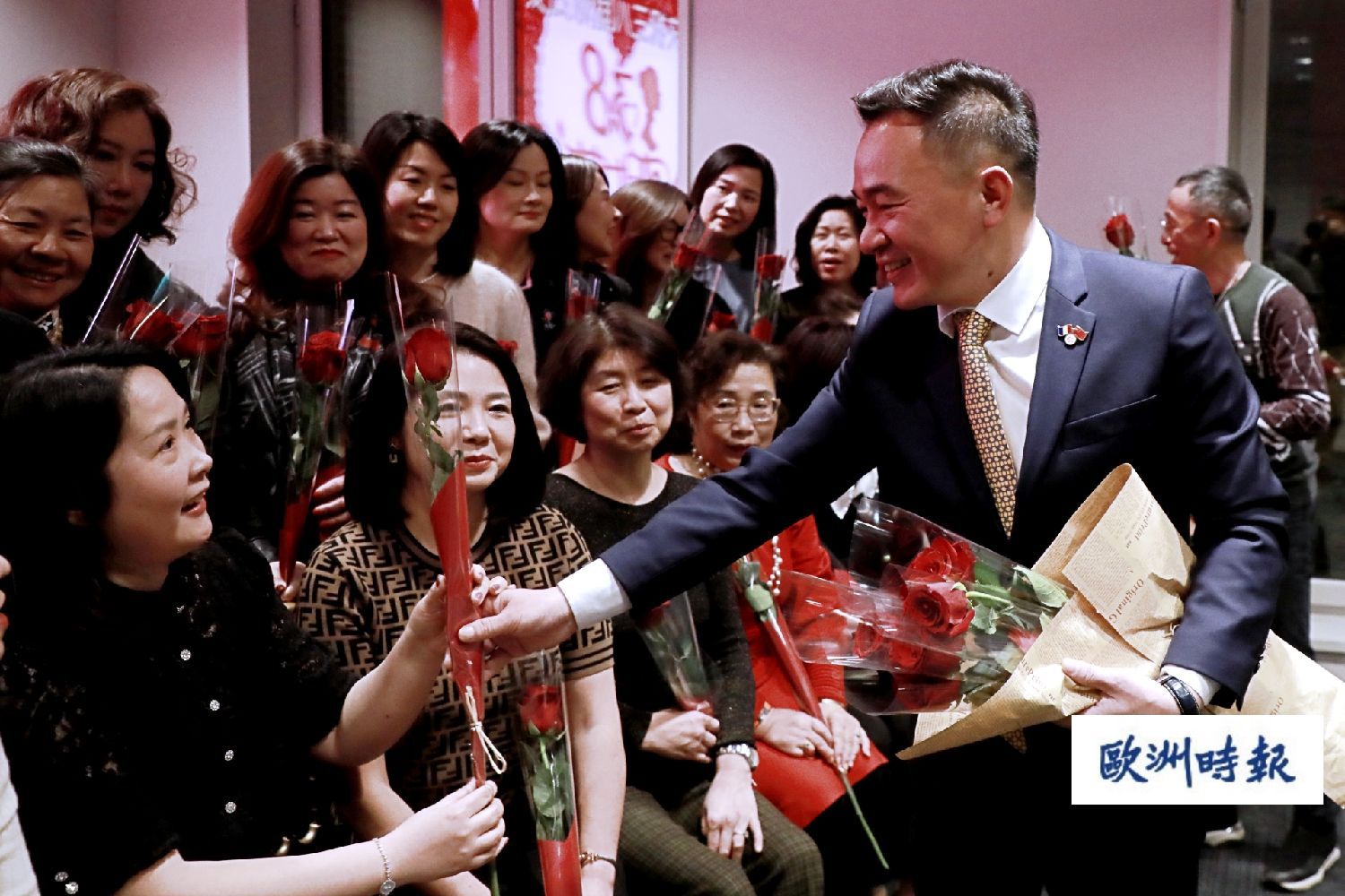 欧洲时报–欧时网-欧时大参-法国华人服装业总商会欢庆“三八”国际妇女节
