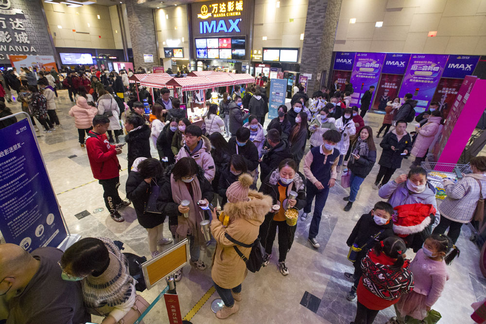 2020年12月31日19时左右,山西省太原市的一家电影院内,人们排队等候