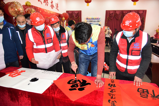 各地"花式"留人过年 让民众在异乡感受温暖
