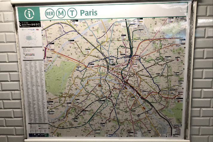 巴黎地铁车站中张贴的最新巴黎地铁线路图.(图片来源:中新社)