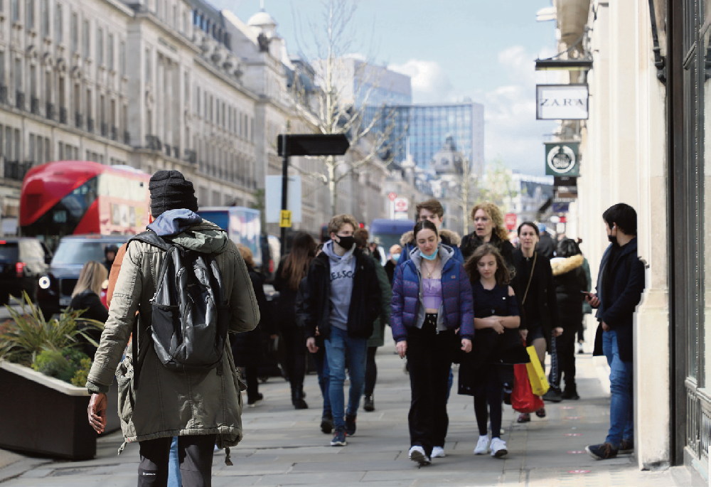 伦敦商业中心牛津街上人流涌动.