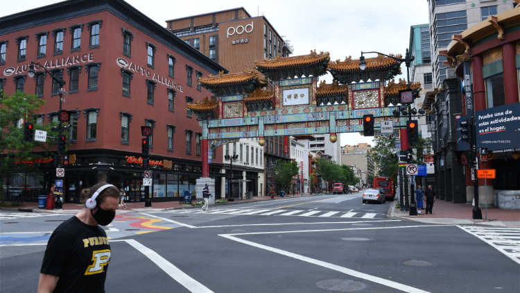 图为华盛顿市中心的唐人街街景.(图片来源:中新社)