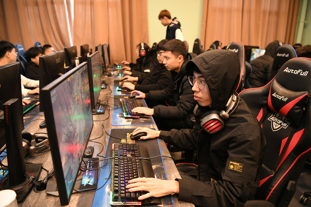 图为学生在课堂上练习当下热门的电竞游戏. (图片来源:中新社)