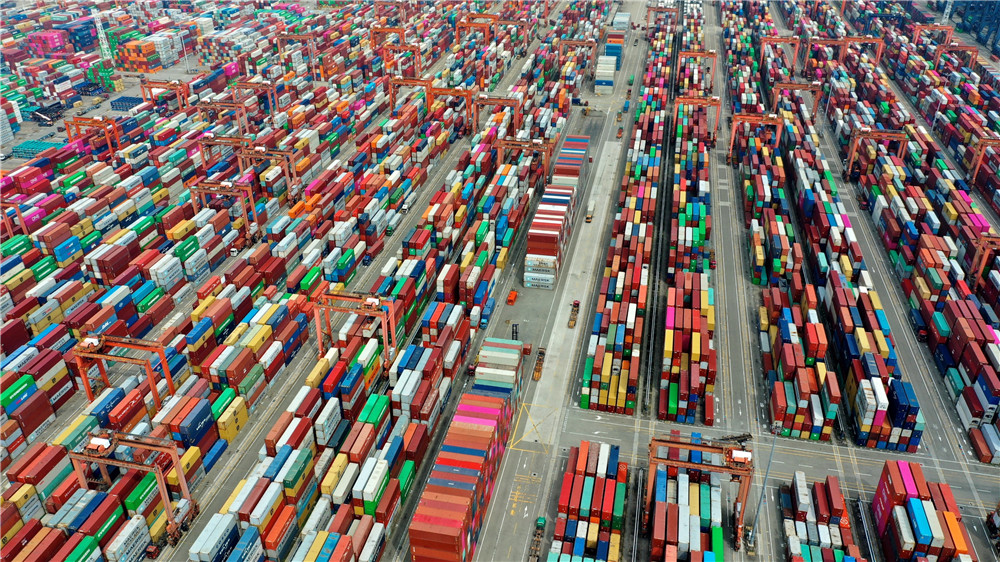 图为盐田国际集装箱堆场.