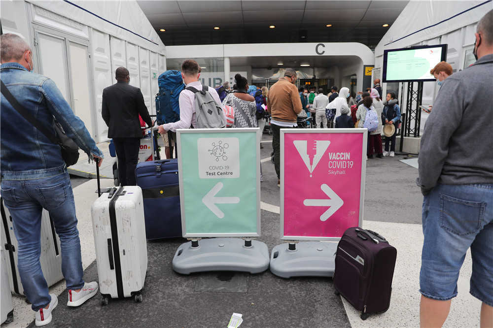 7月1日,旅客排队进入比利时布鲁塞尔机场出发大厅.(图片来源:新华社)