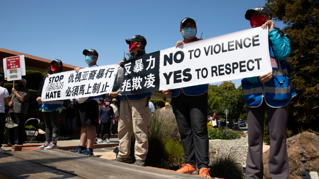 数百人在美国旧金山湾区密尔布雷市参加反对歧视亚裔的集会.