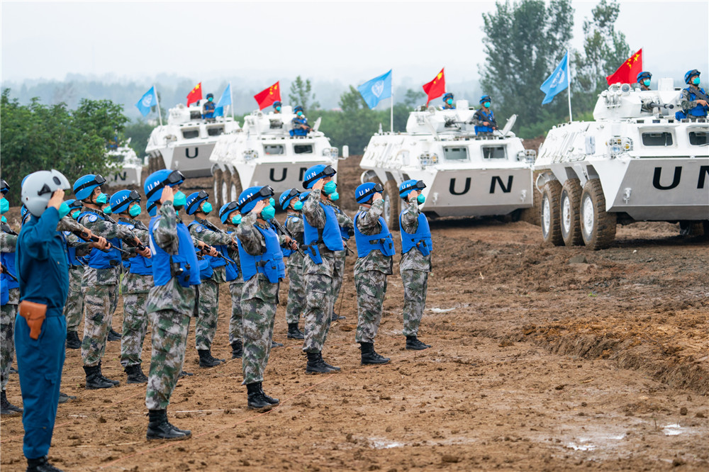 访维和演习中国步兵分队走下演练场出征为和平