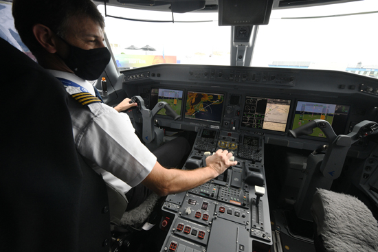 驾驶员讲解一架巴西航空工业公司e190-e2飞机驾驶舱