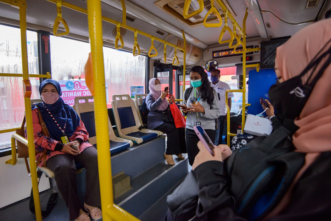 3月7日,在马来西亚吉隆坡,女士们乘坐女性专用公交车.(编辑:思浓)
