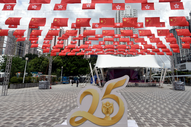 (图片来源:新华社)香港中环海滨长廊悬挂的红灯笼.