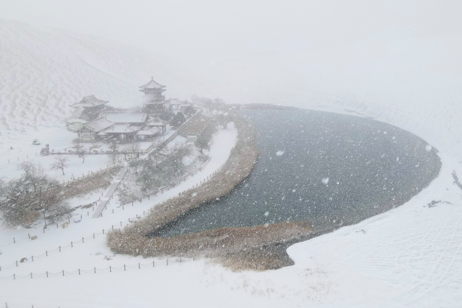 27日拍摄的敦煌市鸣沙山月牙泉景区雪景.