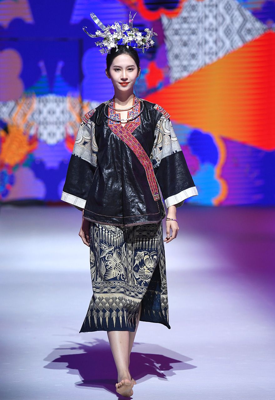 模特们身着设计感十足的民族服饰走秀,吸引观众目光.