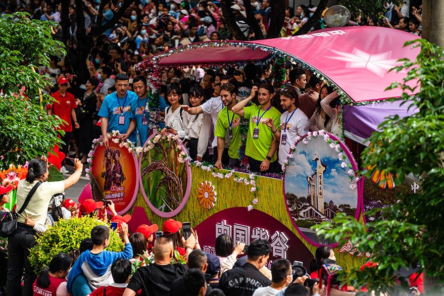 欧洲时报–欧时网-欧时大参-近千对双胞胎齐聚云南墨江共度"双胞胎节"