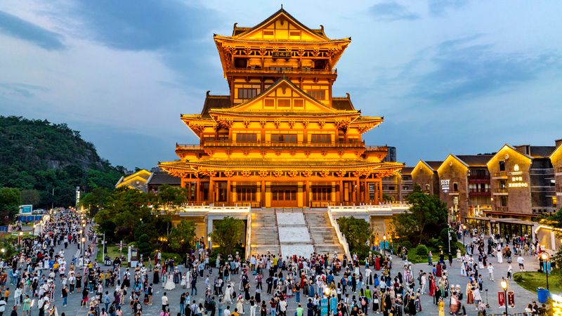 5月1日傍晚,广西柳州市窑埠古镇景区游人如织.