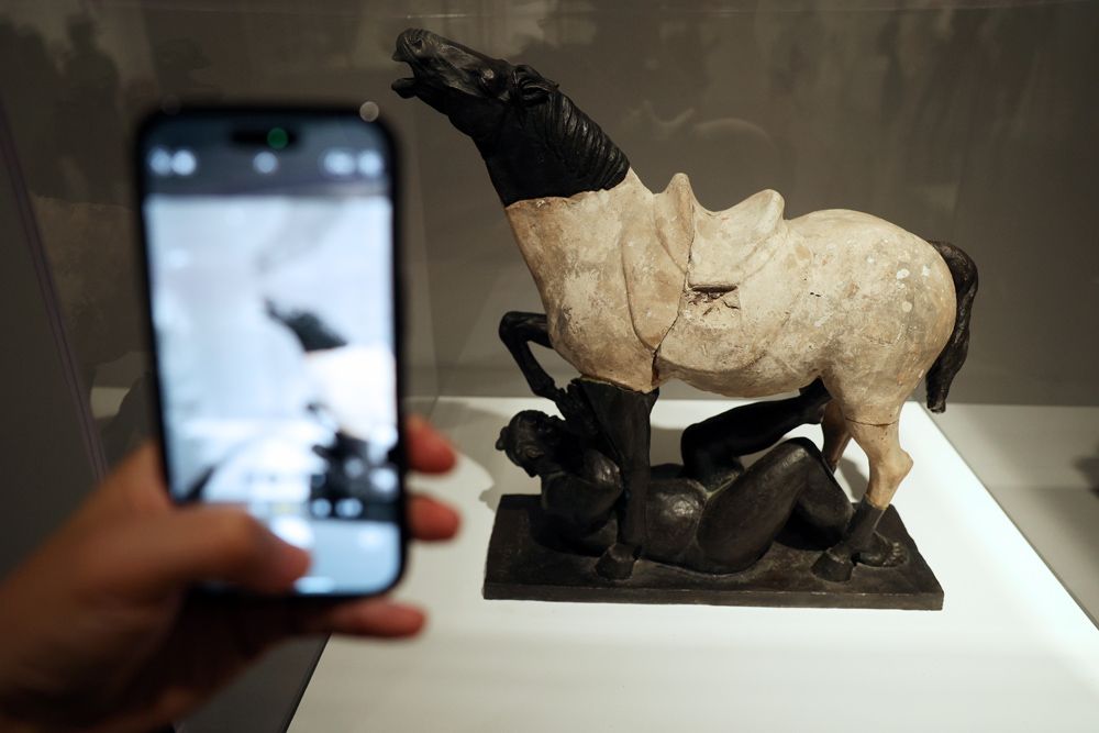 欧洲时报–欧时网-欧时大参-火泥成器 大美无言 中外陶瓷艺术家用陶艺