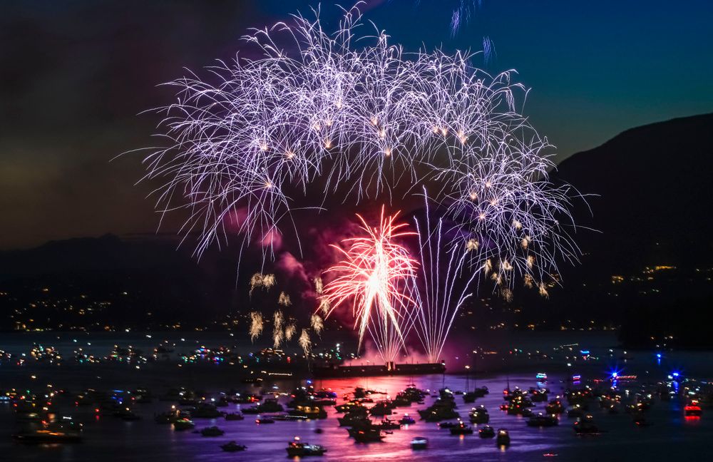 欧洲时报–欧时网-欧时大参-加拿大:烟花绽放夜空