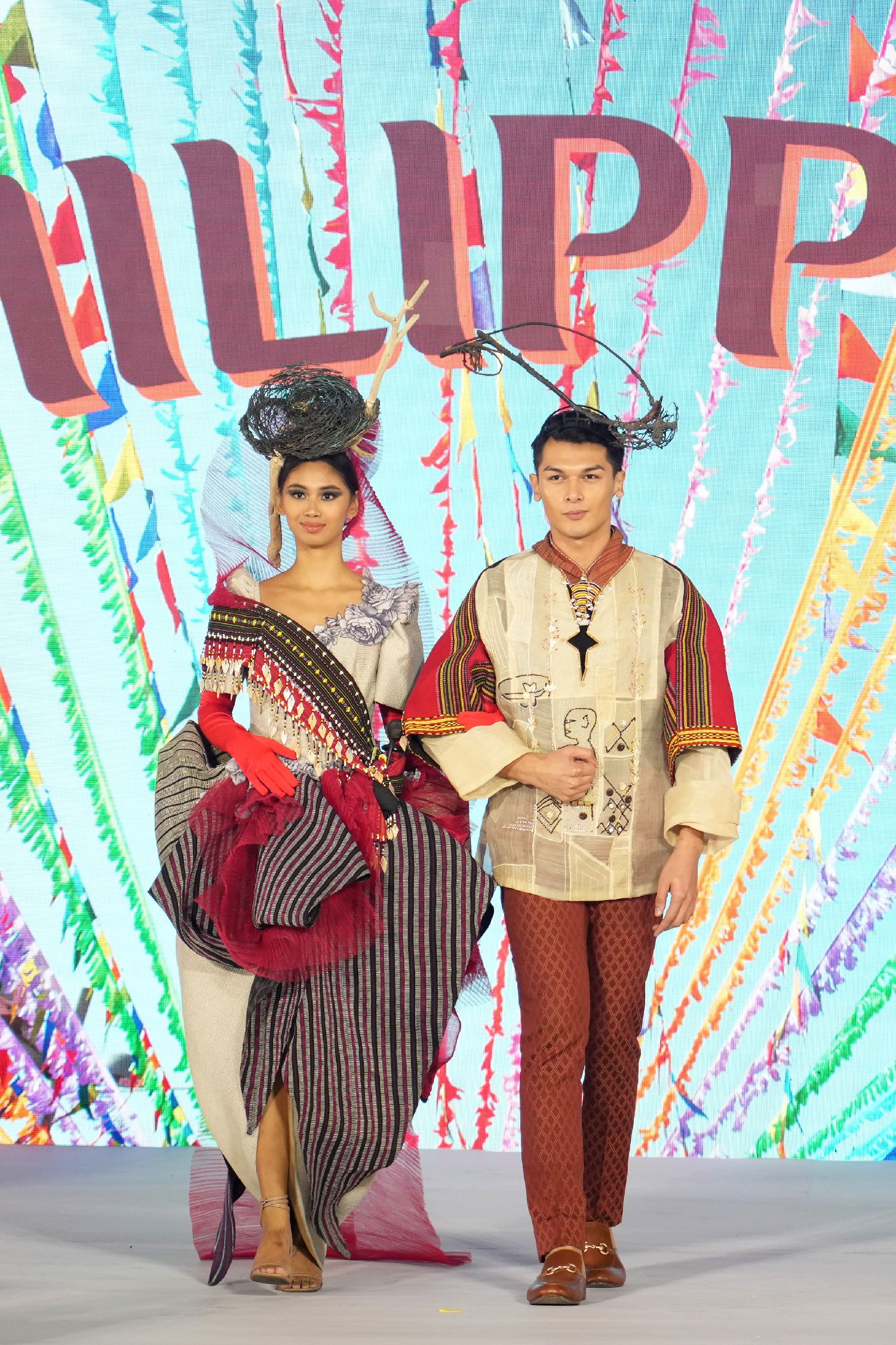 模特展示菲律宾传统服饰.