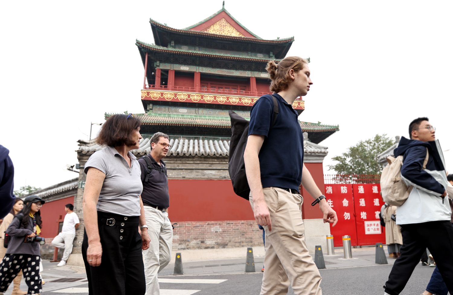 欧洲时报–欧时网-欧时大参-外籍游客city walk北京中轴线