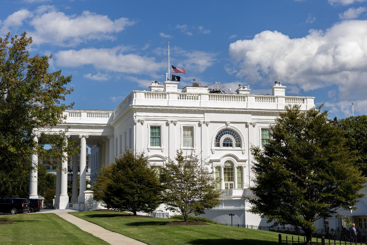 美国明尼苏达州校园枪击事件致20人死伤白宫降半旗志哀-欧时大参–欧时网-欧洲时报