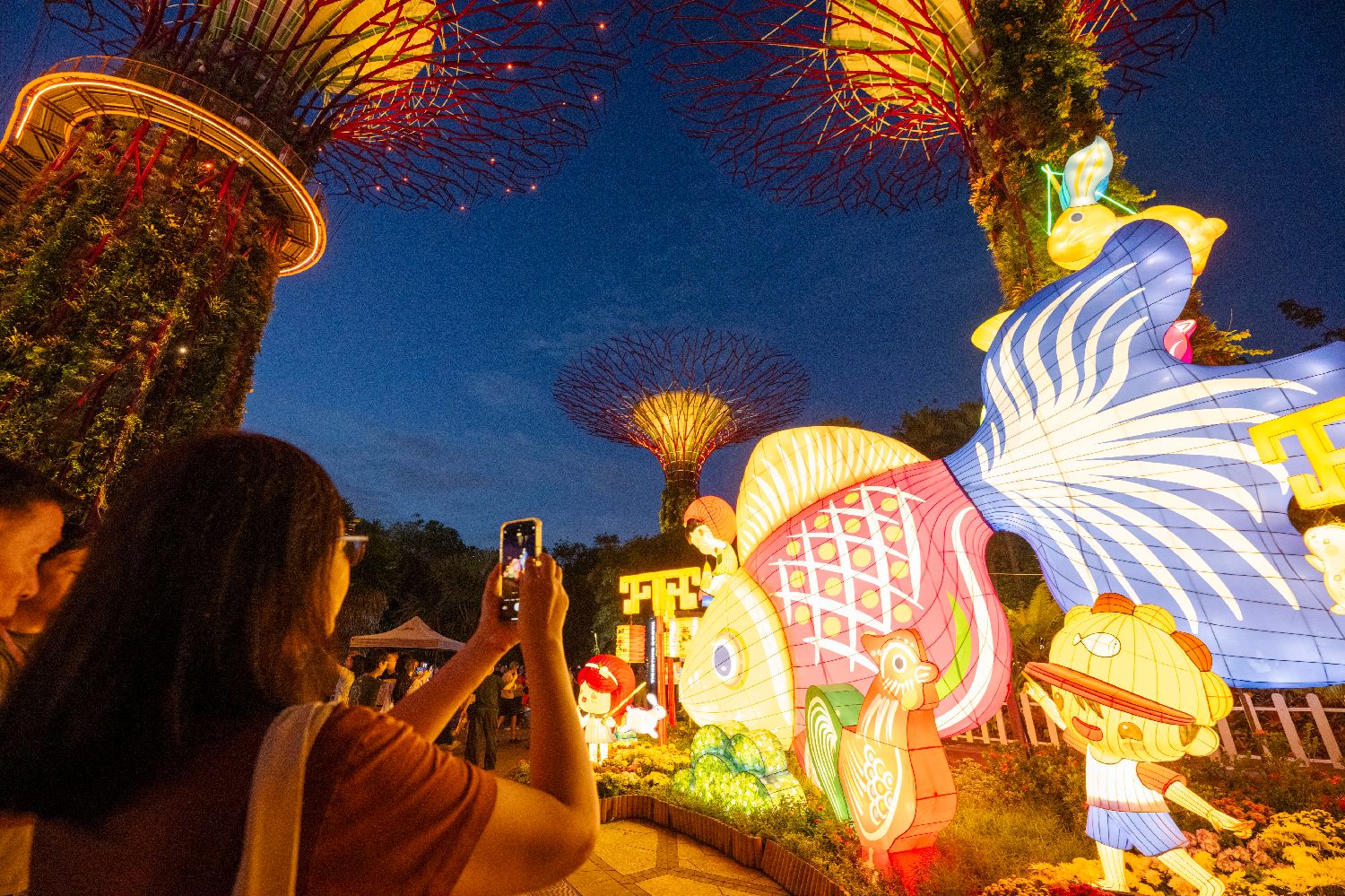 新加坡滨海湾花园中秋节灯饰亮起-欧时大参–欧时网-欧洲时报