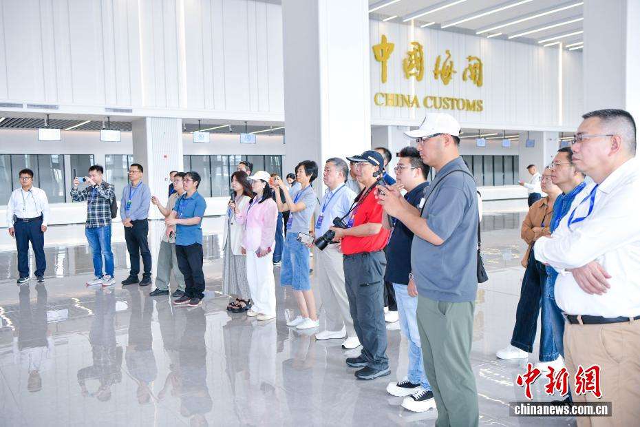 海外华媒走进海南自贸港“二线口岸” 体验货物通关便利-欧时大参–欧时网-欧洲时报