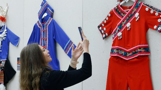 霓裳锦韵——中国少数民族服饰展”吸引罗马尼亚观众-欧时大参–欧时网-欧洲时报
