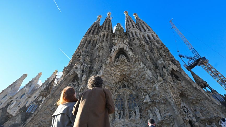 游客在巴塞罗那圣家堂游览