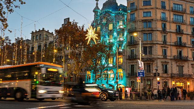 西班牙巴塞罗那：彩灯点亮街头