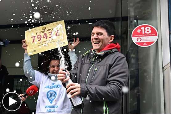 圣诞彩票开奖，快查查你中了没有！莱昂小城全城居民几乎家家有份？！