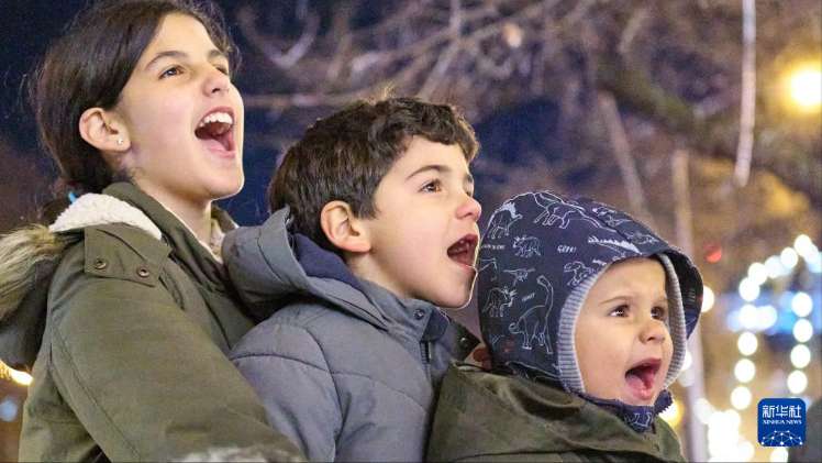 马德里：彩车巡游迎接“三王节”