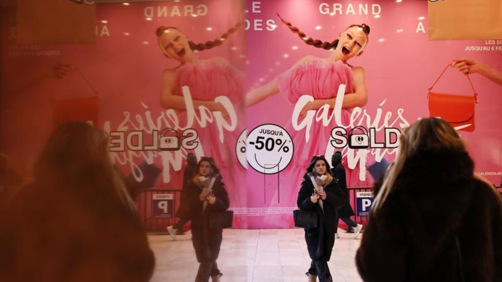 法国打折季开场 受天气影响严重