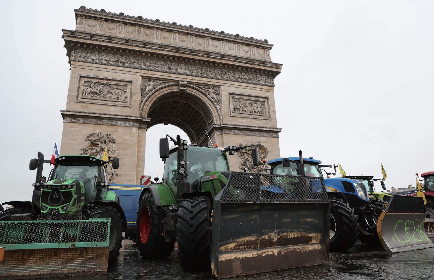 法农民全面动员 拖拉机“占领”巴黎