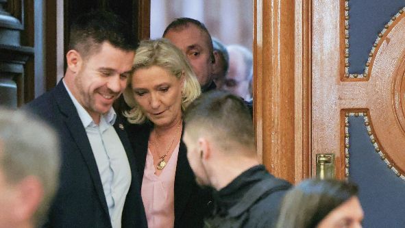 国民联盟领导人勒庞上诉案开庭