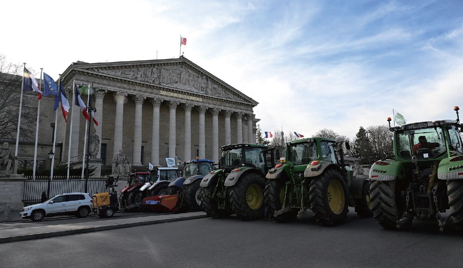 法国拖拉机大军直逼议会“强约”总理