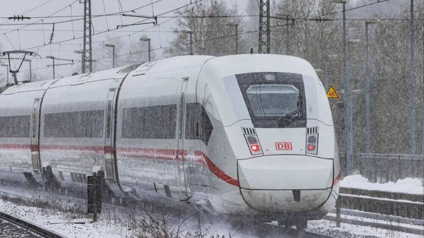 德国多地交通中断、事故频发、航班取消