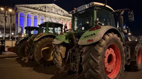 350辆农民拖拉机撤离巴黎