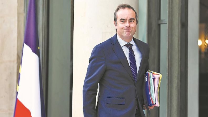 法国国民议会否决对勒科尔尼政府的不信任动议