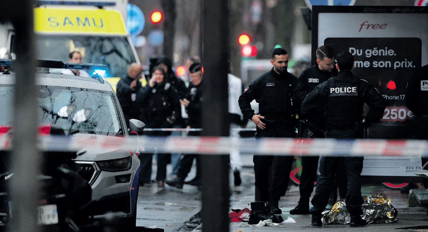 巴黎疯汉持刀行凶 遭警枪击致重伤