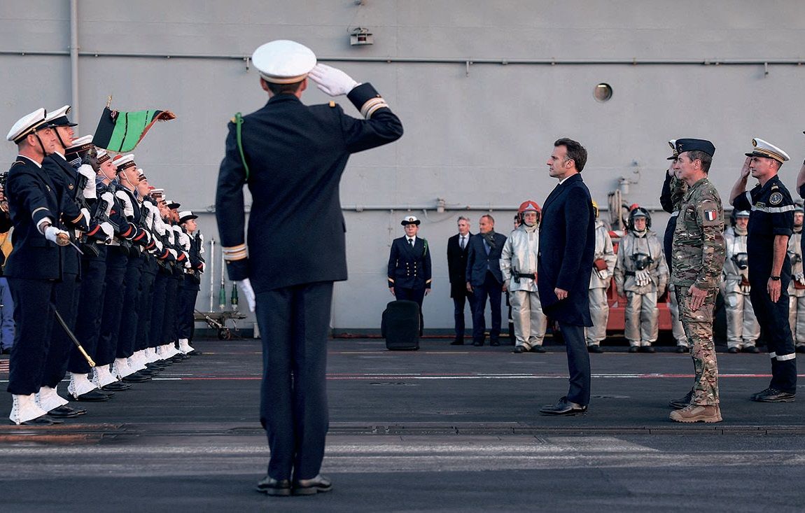 马克龙抵塞浦路斯 登航母表达声援