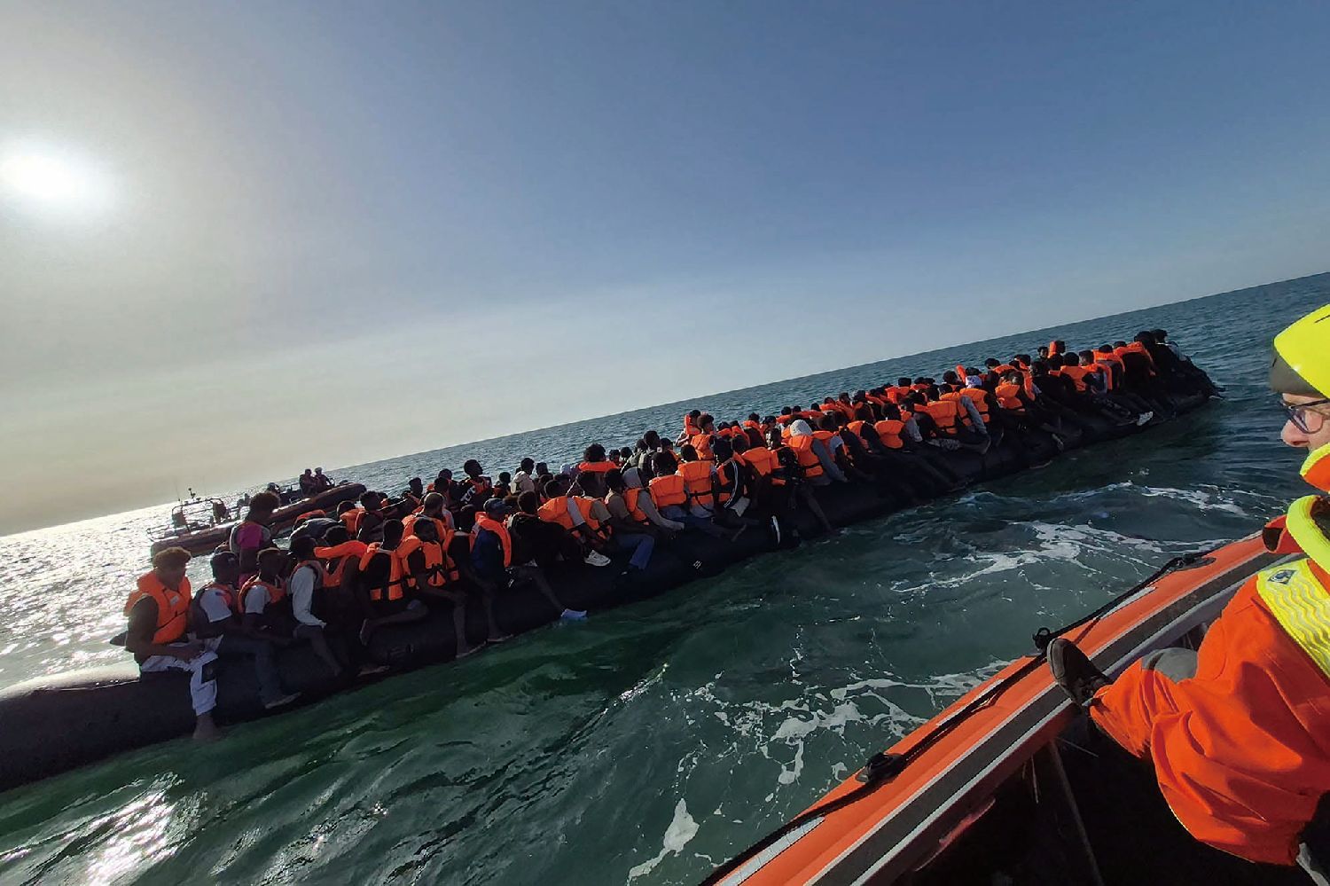 简陋小船载230人非法横渡英法海峡 创人数纪录