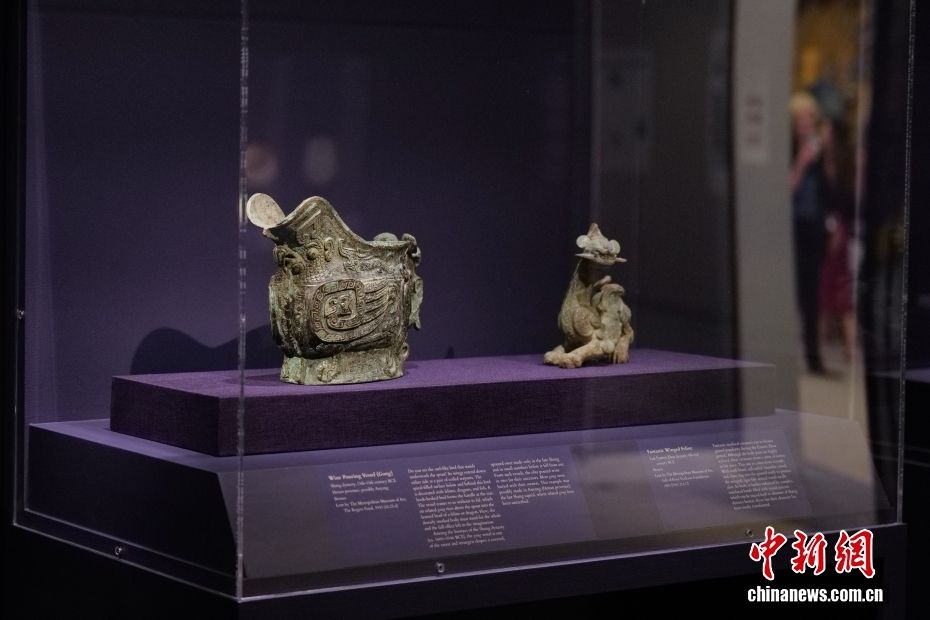 现场的青铜器展品
